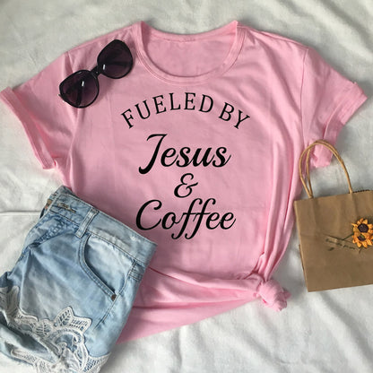 Angetrieben von Jesus und Kaffee-T-Shirt