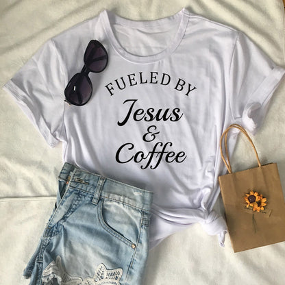 Angetrieben von Jesus und Kaffee-T-Shirt