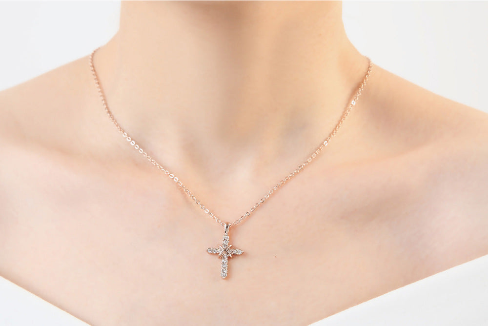 Cross pendant necklace